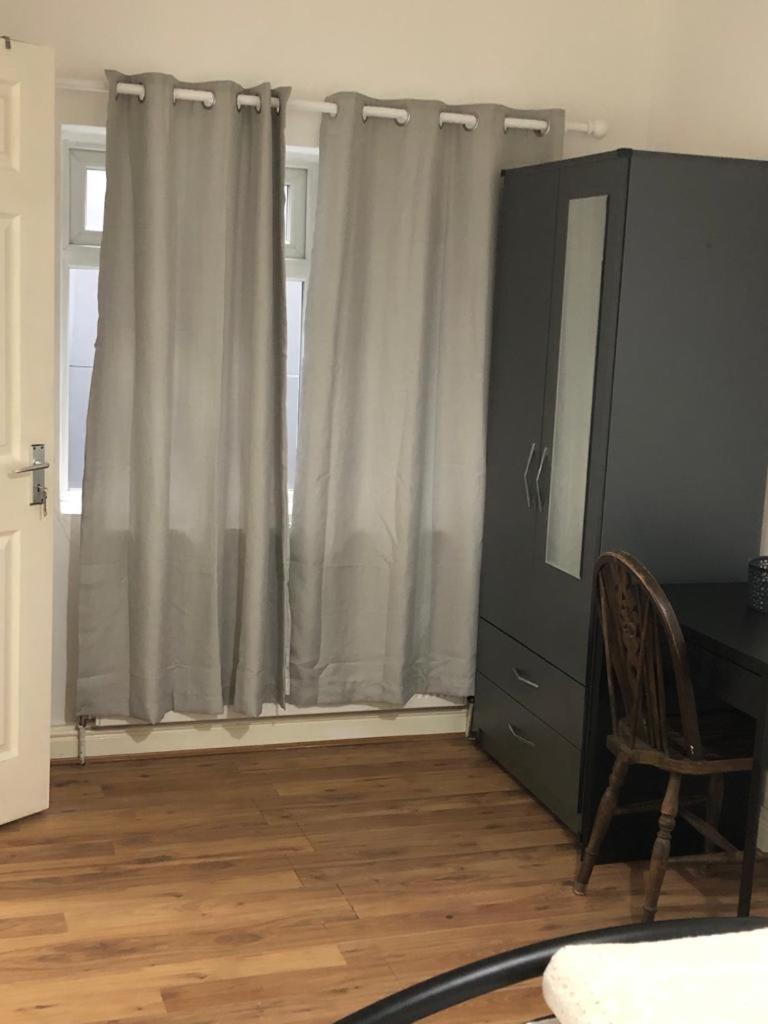 ロンドン Alpha House Bed & Breakfast エクステリア 写真